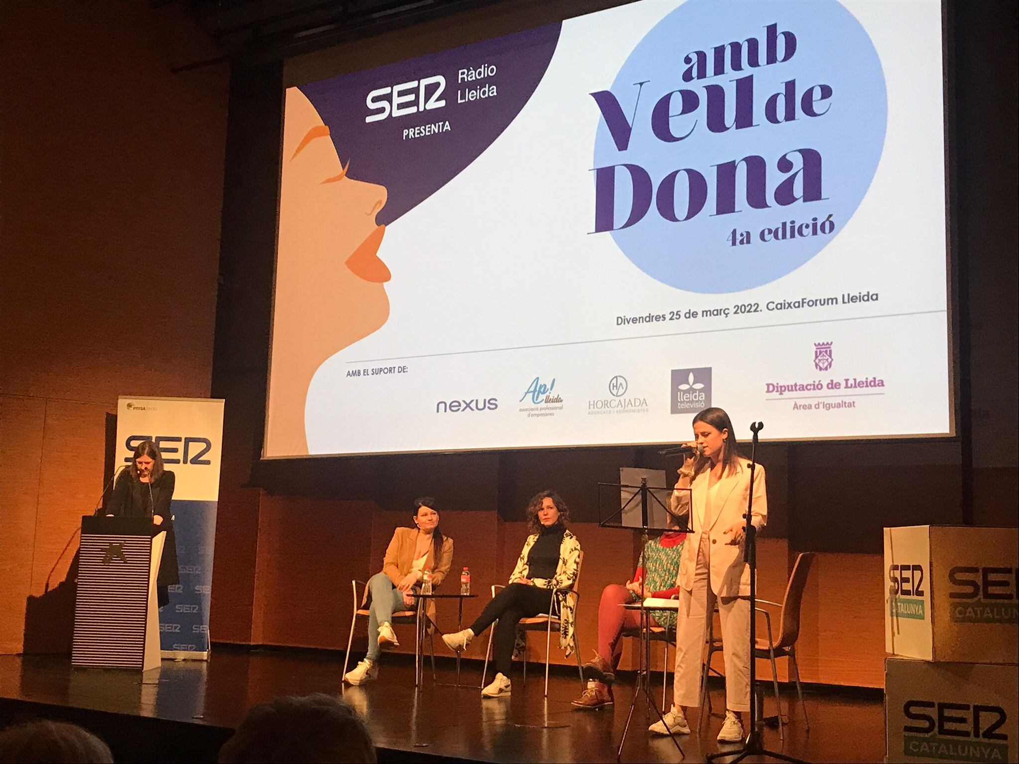 Lleida, Amb Veu de Dona. Un moment de la taula de dones i cultura. D'esquerra a Dreta: Mercè March, Ingrid Teixidó, Lily Brick, Andrea de Castro i la Lia Auris cantant