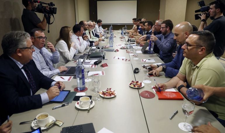 El director gerente de la patronal Anesco, Pedro García Navarro (5i), durante la reunión que han mantenido hoy en Madrid los representantes de los sindicatos de estibadores y la patronal Anesco en el marco de la Comisión Paritaria Sectorial Nacional para 