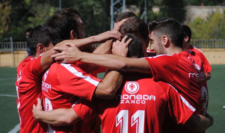 Jugadores del Obrero se abrazan tras un gol 