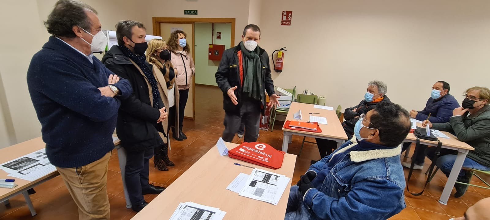 El alcalde, Julio Millán (segundo por la izquierda), visita a alumnos de un curso de formación del proyecto Jaén Emplea@Jaén III en una imagen de archivo.