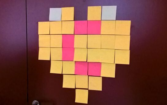 &#039;El valor del cuidador&#039;, lema y logo con post-it