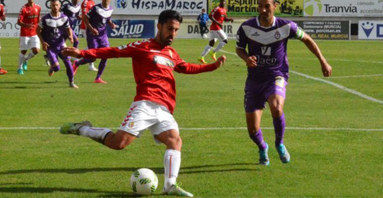 El jienense Santi Villa intenta quitar el balón a un futbolista del Real Murcia.