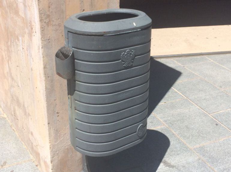 Una de las papeleras que ha sobrevivido al robo