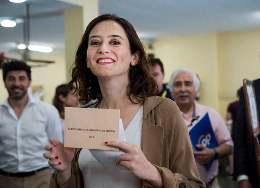 La candidata del PP a la Asamblea de Madrid, Isabel Díaz Ayuso, ejerciendo este domingo su derecho al voto 