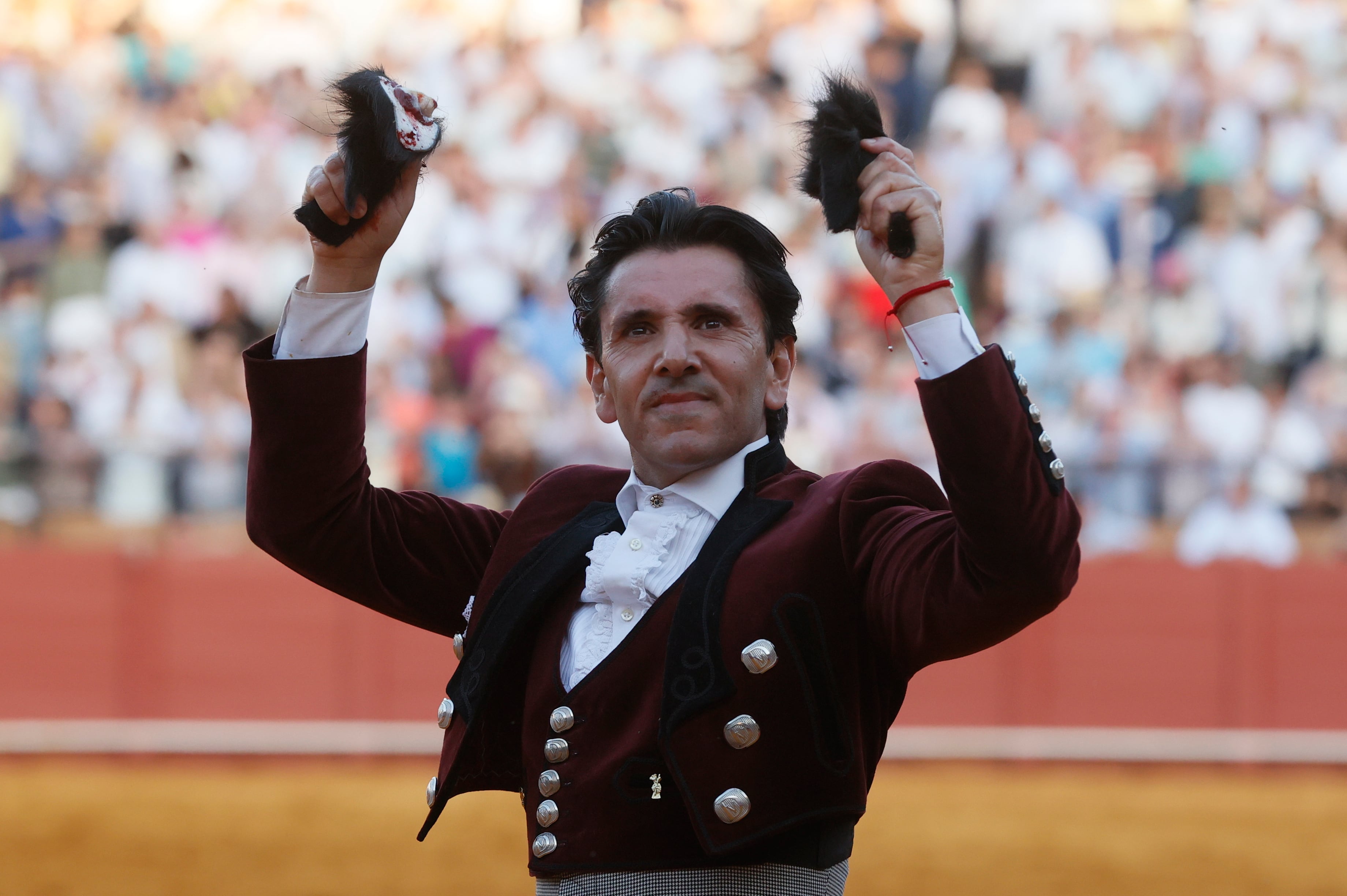 SEVILLA, 14/04/2024.- El rejoneador Diego Ventura con los trofeos conseguidos al segundo de su lote durante la corrida de rejones que se ha celebrado hoy domingo en la plaza de toros de La Maestranza, en Sevilla. EFE / Jose Manuel Vidal.
