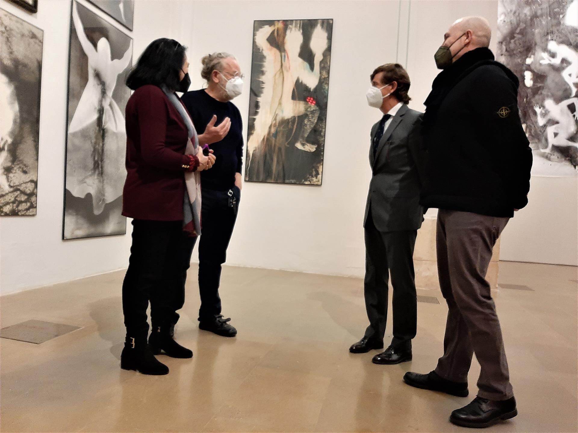 El director general del Instituto de las Industrias Culturales y las Artes, José Ramón Palazón, visita el montaje de la muestra en la Sala Verónicas