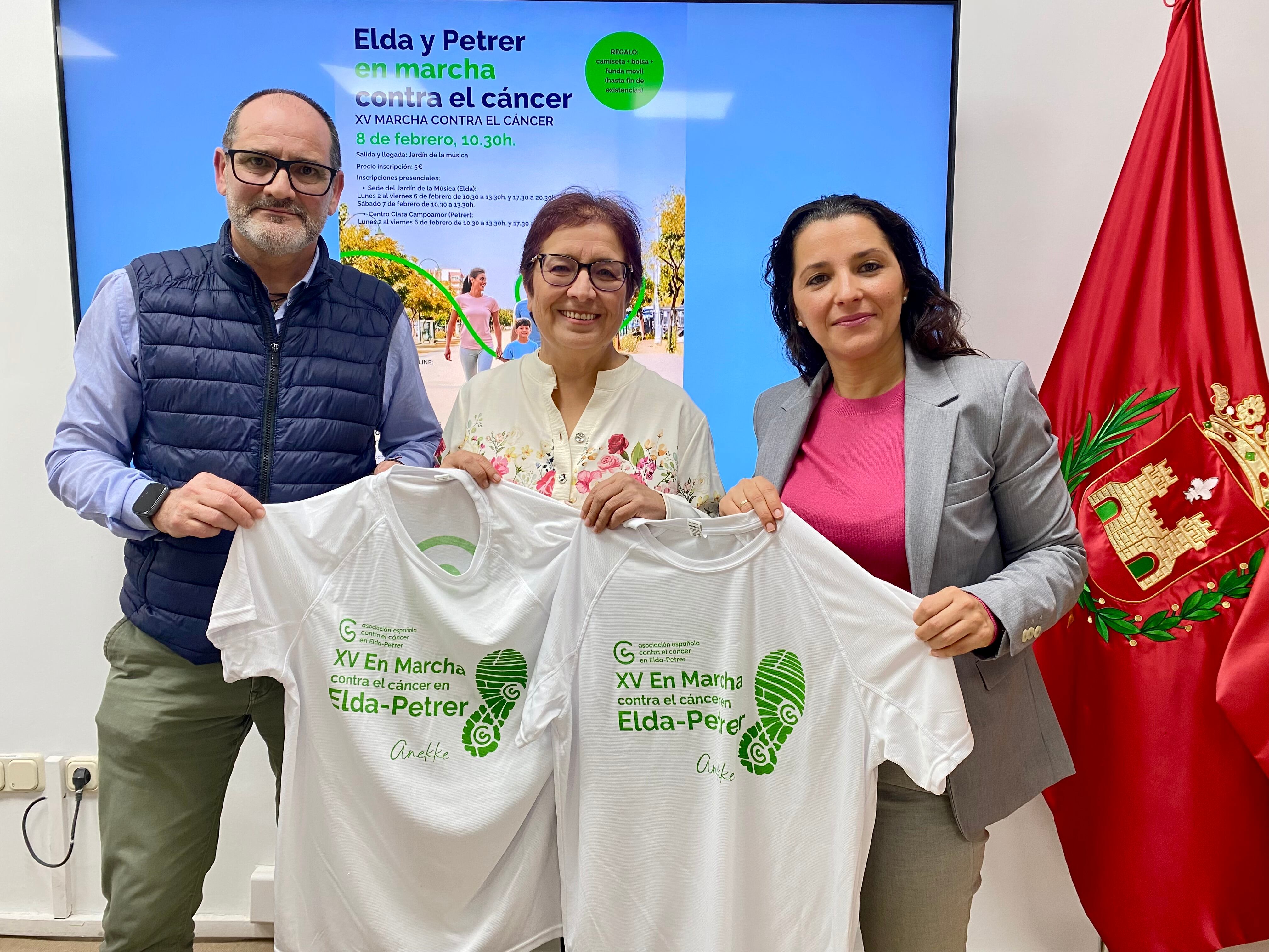 Fernando Díaz, concejal de Salud de Petrer; Ana Juan, presidenta de la Junta Local AECC Elda - Petrer y Elisabeth Belda, edil de Salud de Elda