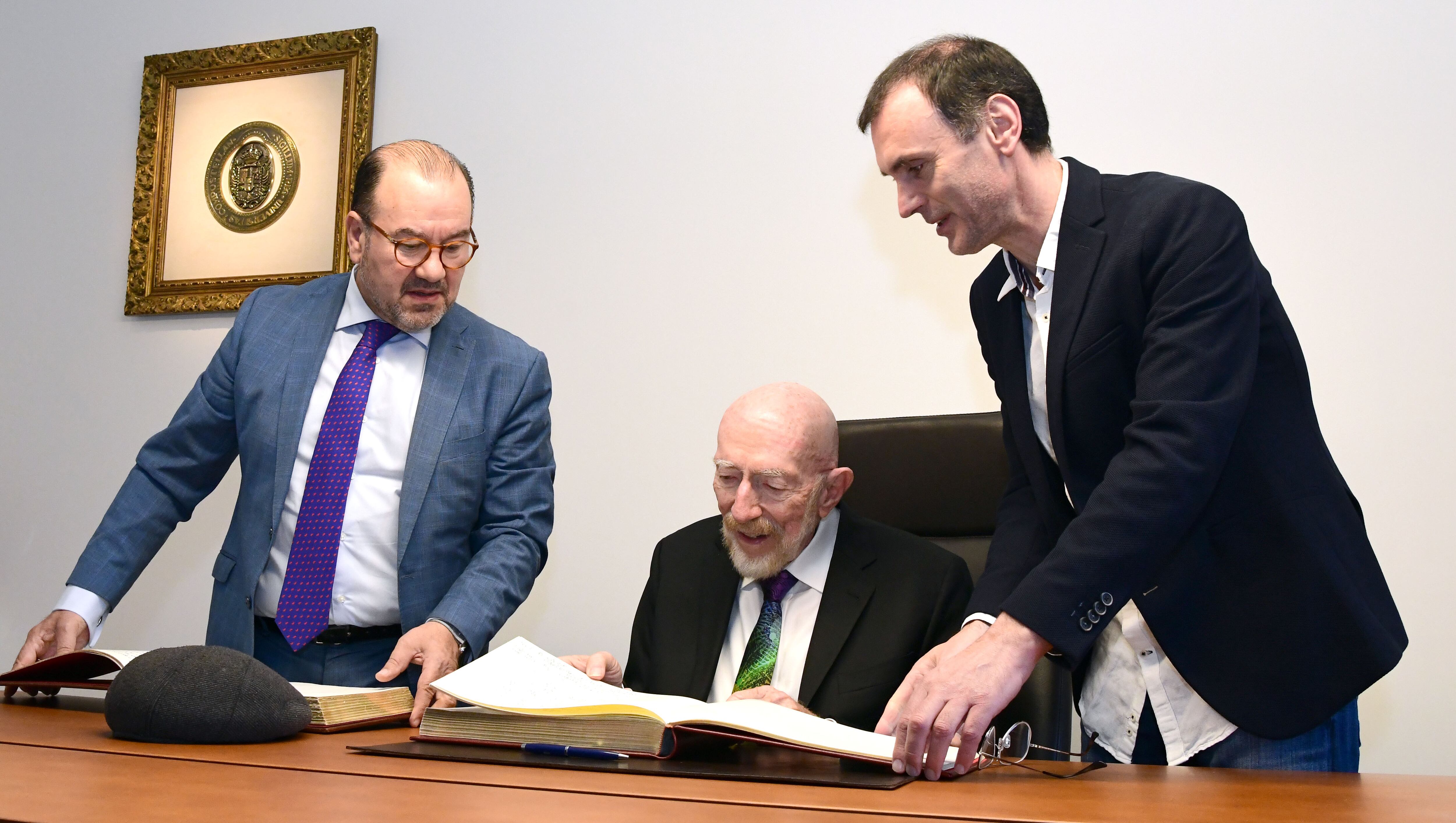 Kip Thorne, premio Nobel de Física, entre Antonio López y Jorge Mira