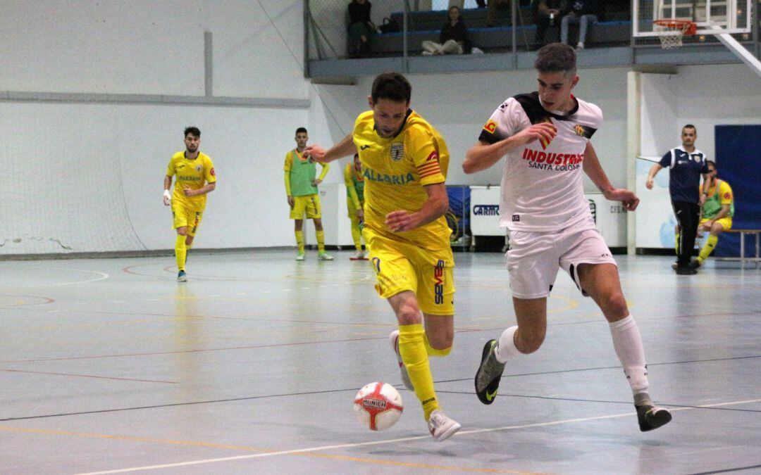 Curro en una acción del partido.