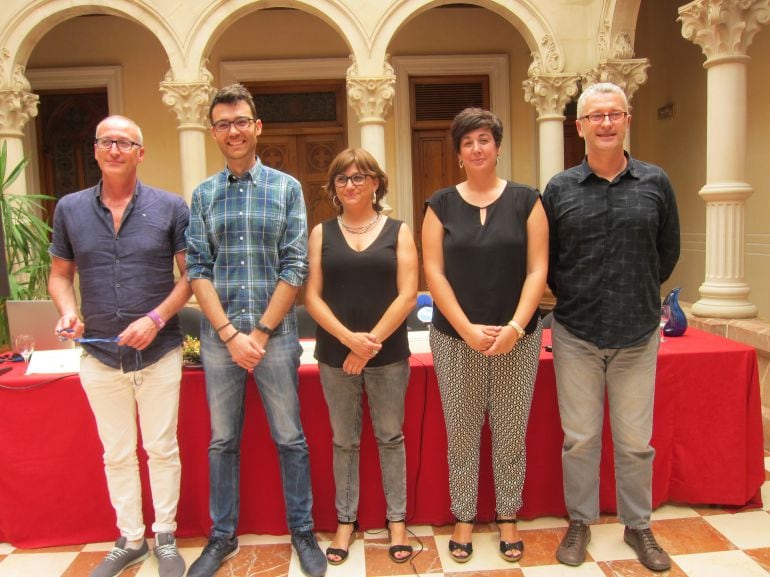 Momento de la entrega del archivo digitalizado