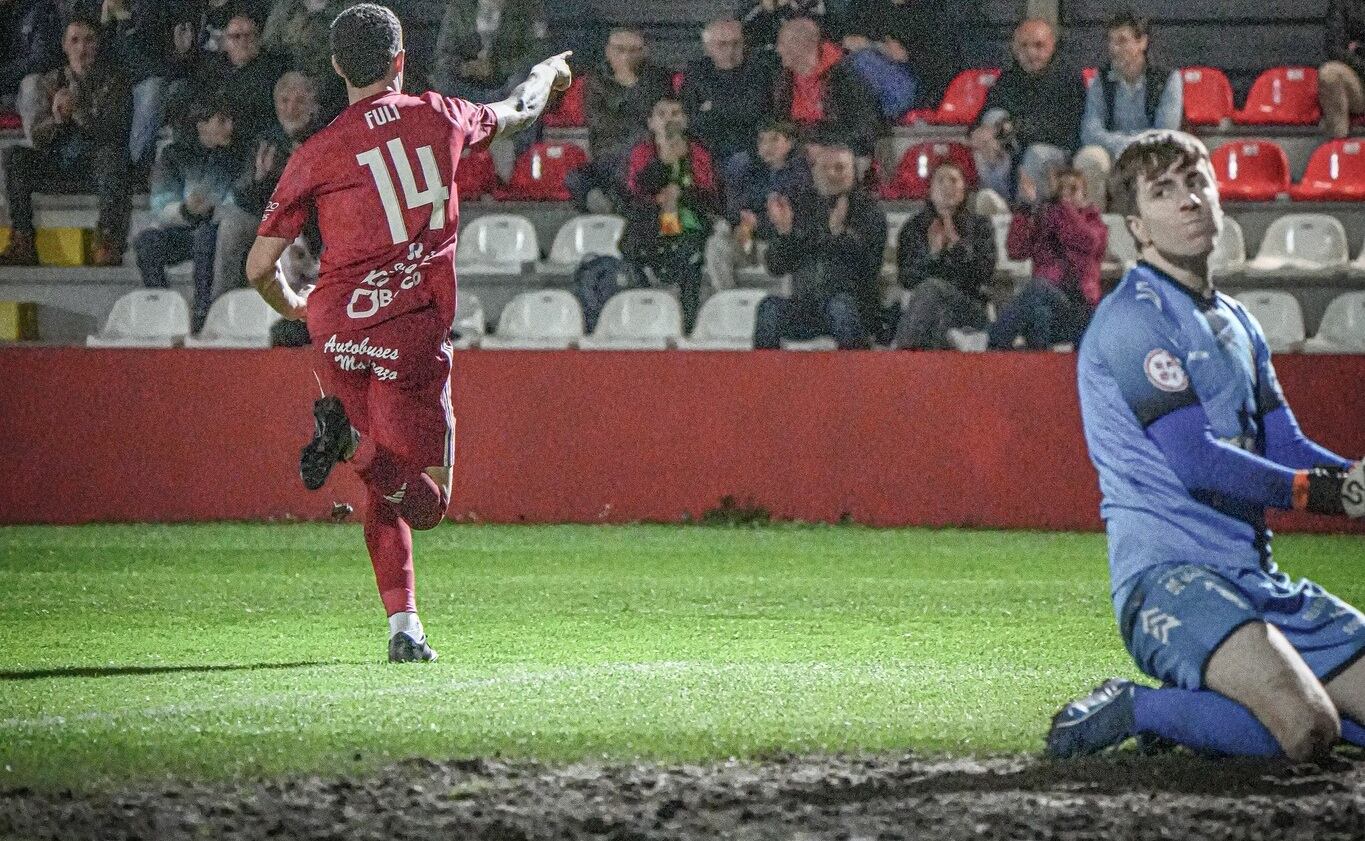 Fuli, celebrando un gol del Laredo.