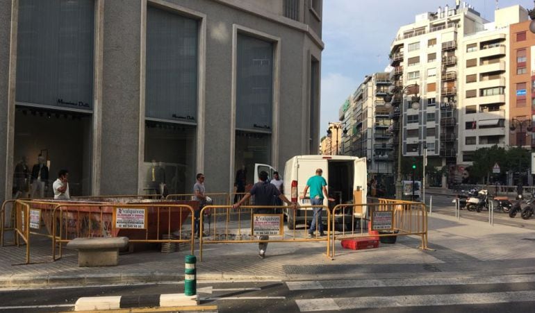 Trabajos para la instalación de la escultura de Andreu Alfaro