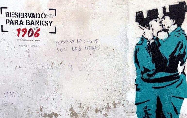 Bansky niega ser el autor del grafitti de dos guardias civiles besándose en Ferrol