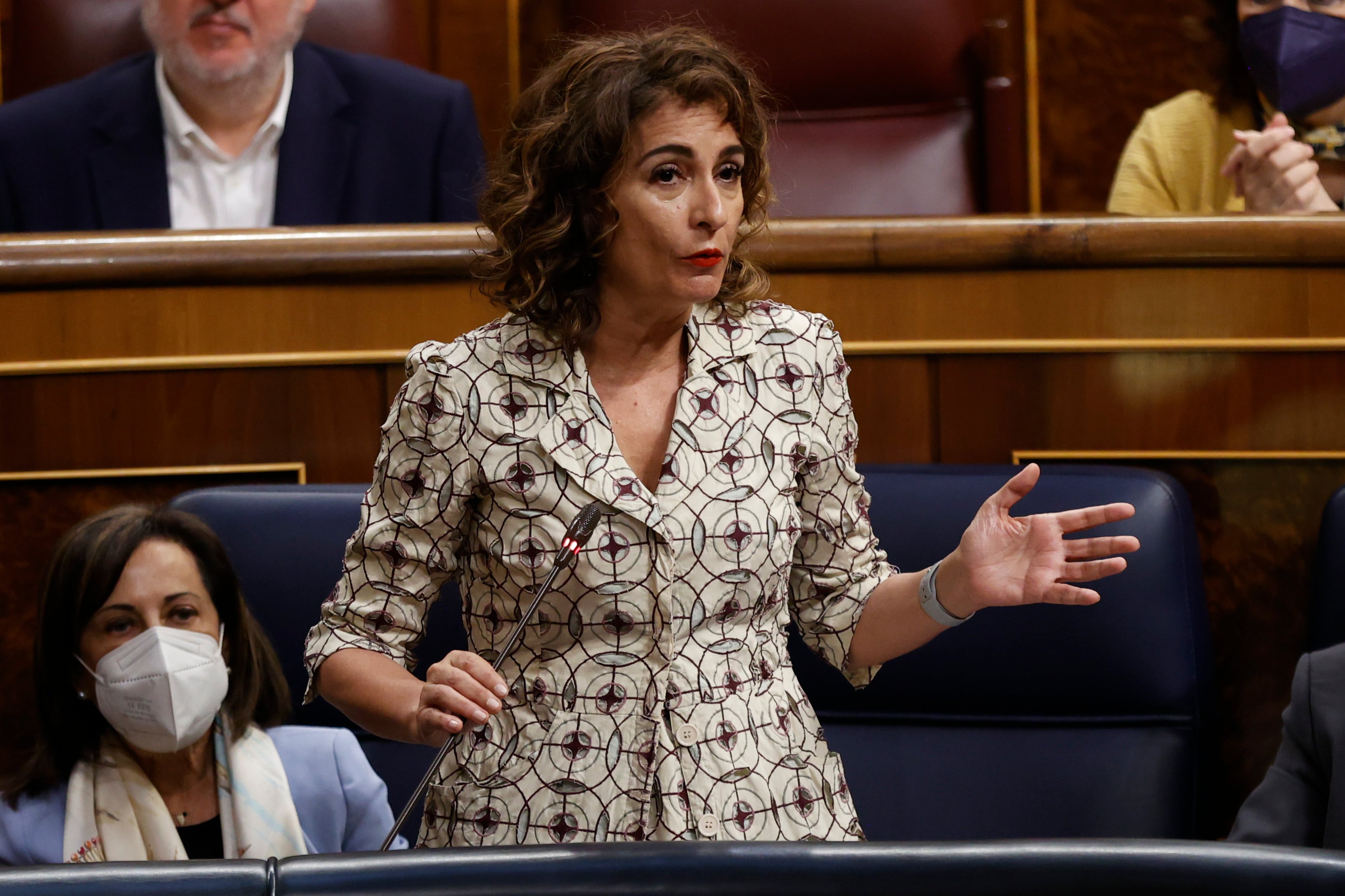 La ministra de Hacienda, María Jesús Montero, durante una sesión de control al Gobierno.