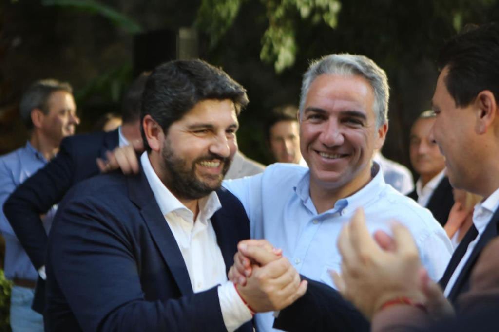 El presidente López Miras junto a Elías Bendodo
