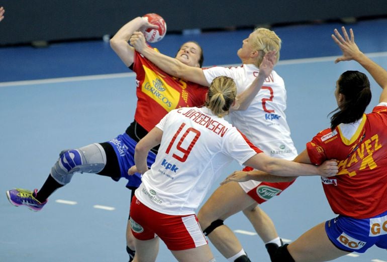 GRA128. GIJÓN, 29/11/2015.- La jugadora de España, Nerea Peña (i), y la danesa, Rikke Skov (d), durante el partido de la ultima jornada del XIX Torneo Internacional de España de Balonmano Femenino, que se disputa en el palacio de los deportes de la Guia de Gijon.En torneo lo disputan las selecciones absolutas femeninas de España, Dinamarca Túnez y Angola. EFE/Alberto Morante