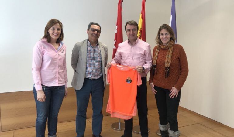 El alcalde, Jesús Moreno, recibe las camisetas de ambos clubes de manos de los representantes de Trailcantos y Trikatlón