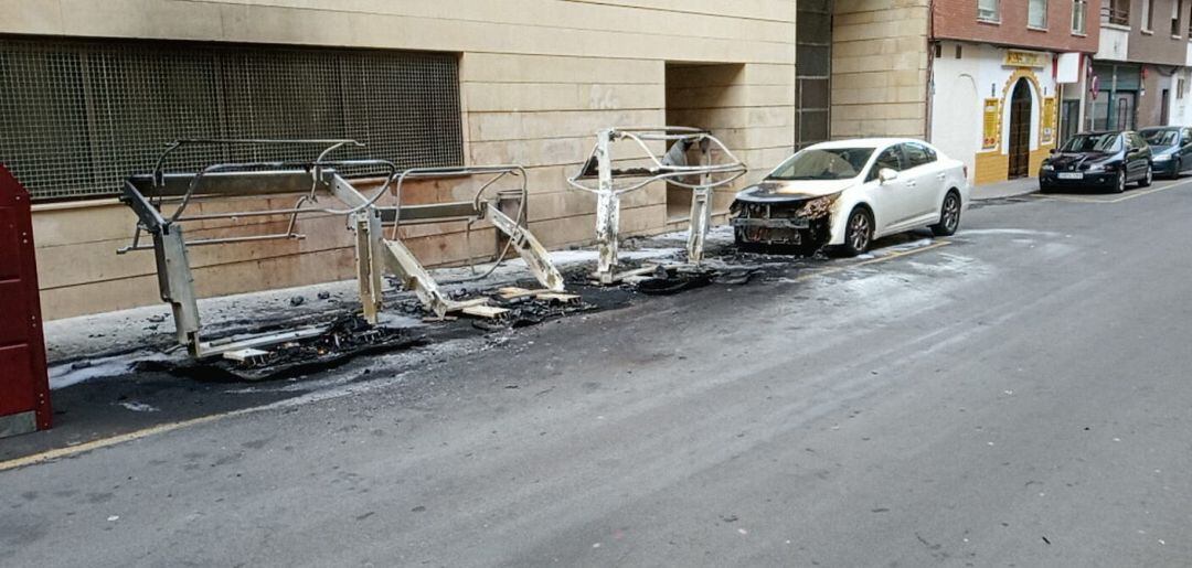 Tres contenedores y un vehículo calcinados en calle Copa de Puertollano