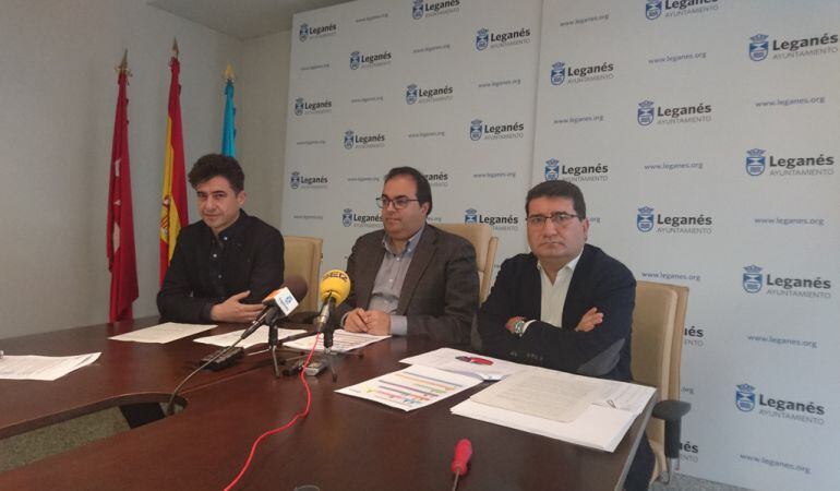 El alcalde de Leganés acopañado de los ediles de Comercio y Hacienda