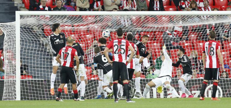 El jugador del Athletic de Bilbao Raúl García (c) tira la falta y marca gol ante la barrera de los jugadores del RB Linense, en partido de vuelta de dieciseisavos de final de la Copa del Rey celebrado en San Mamés