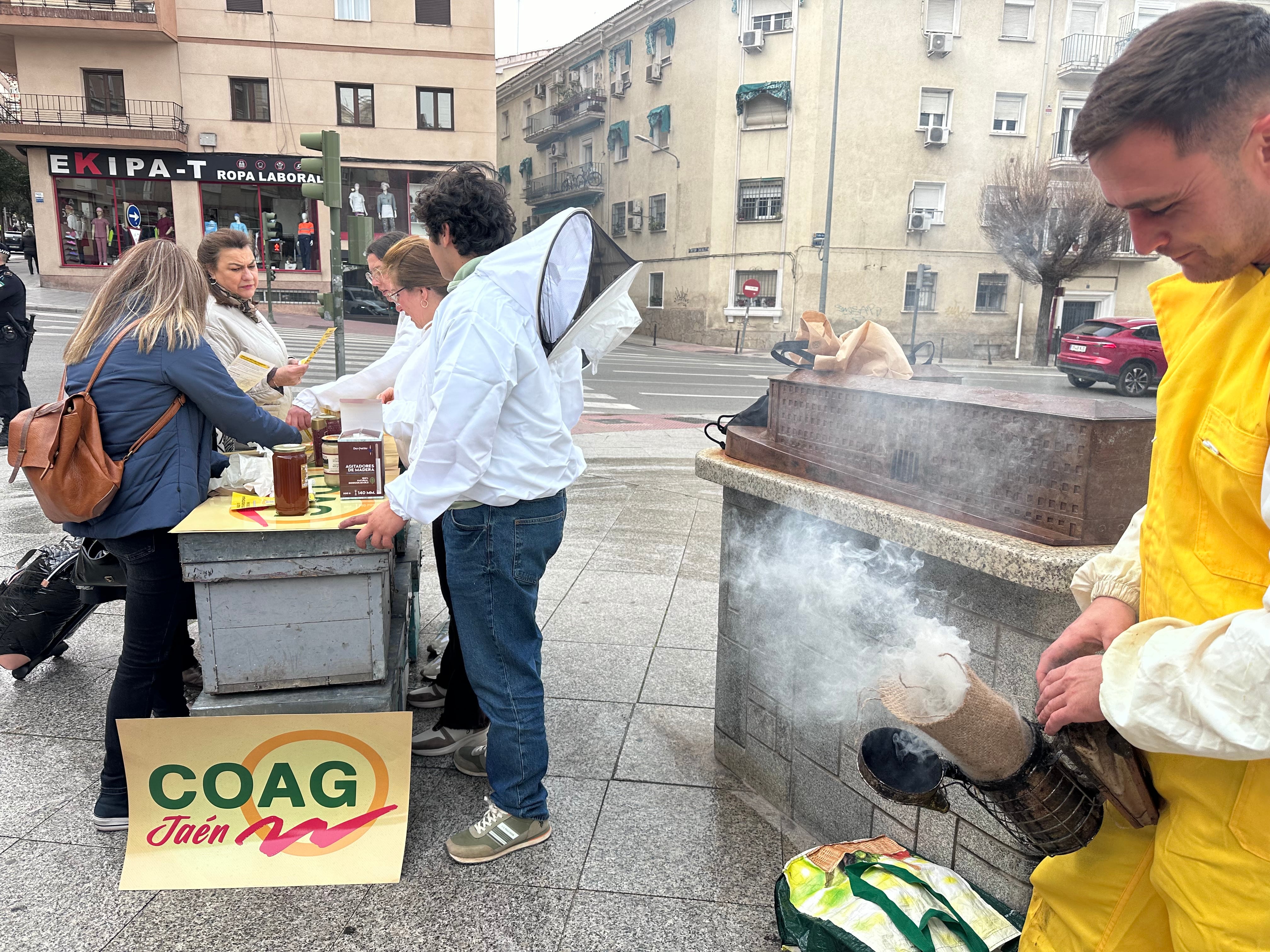 Apicultores andaluces denuncian la entrada de “falsa miel” y reclaman apoyo al consumidor