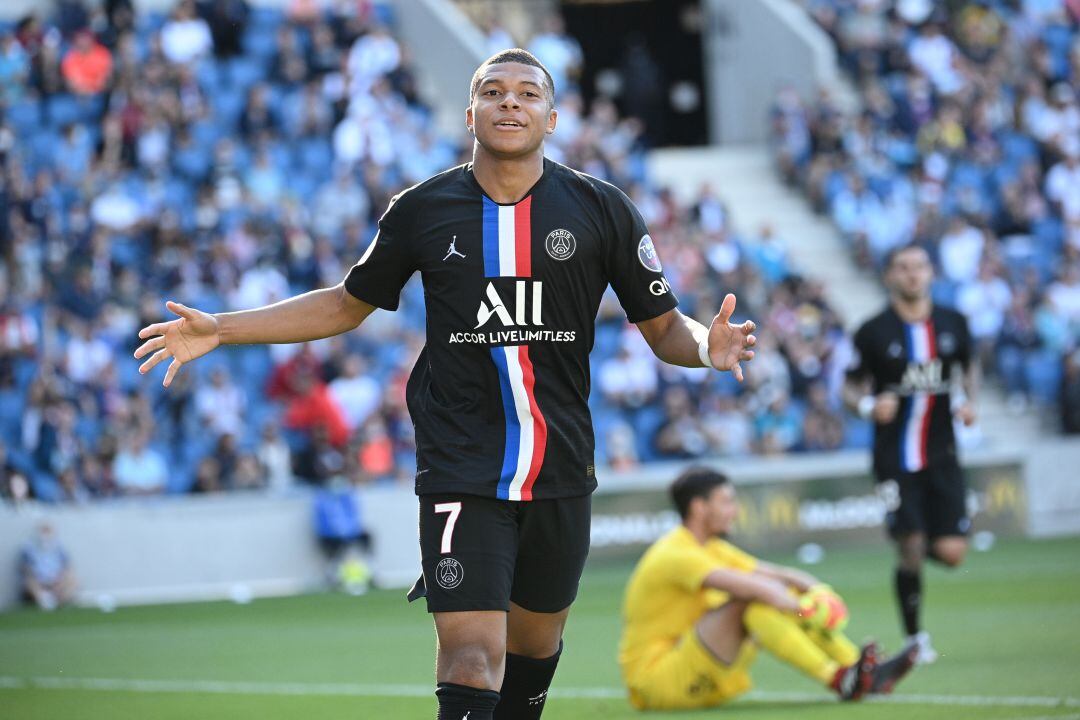 Mbappé celebra uno de los goles del amistoso