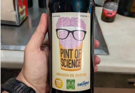 Bodegas Neo ofrece a los ponentes una botella etiquetada con el símbolo de este festival de divulgación científica