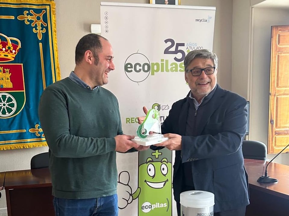 El alcalde de Rueda, José Ignacio Pérez, recibe el reconocimiento de Ecopilas por la recogida de La Vuelta 25