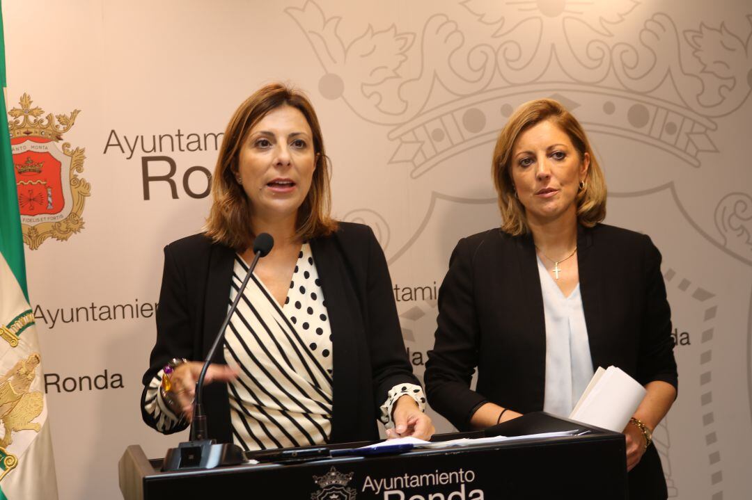 La alcaldesa, Mª Paz Fernández, junto a la edil de Economía, Mª Carmen Martínez en la sala de prensa municipal