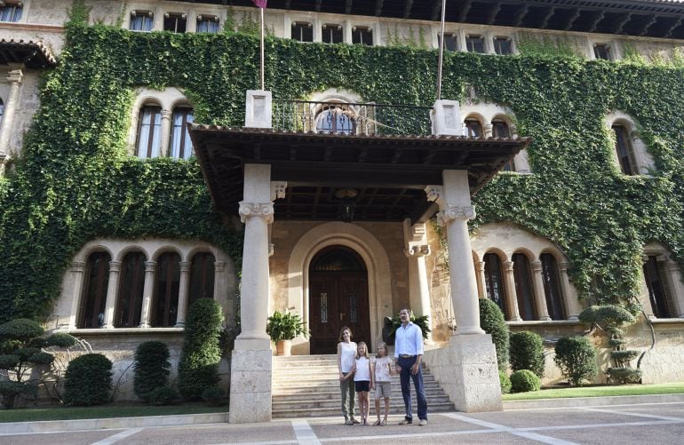 FOTOGALERÍA | El rey Felipe, la reina Letizia y sus dos hijas posan frente en los jardines de Marivent.