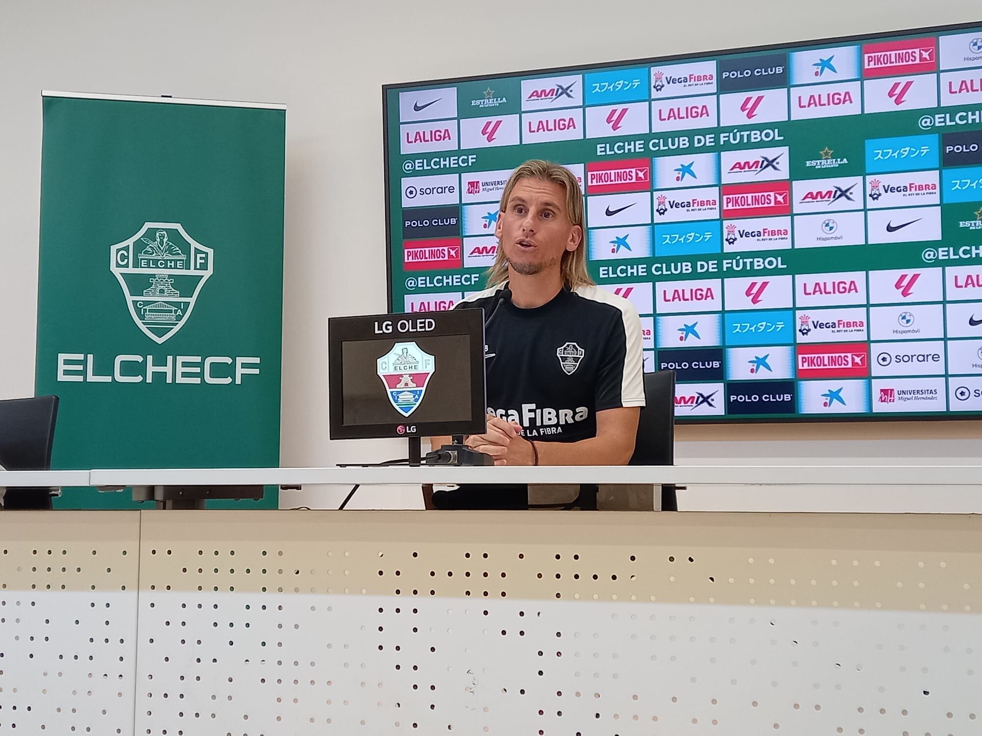 Beccacece atiende a los periodistas durante la previa del Elche-Andorra