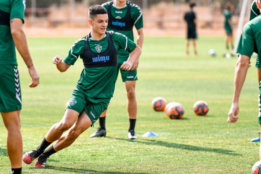 Jony Alamo en pleno ejercicio durante el entrenamiento del equipo