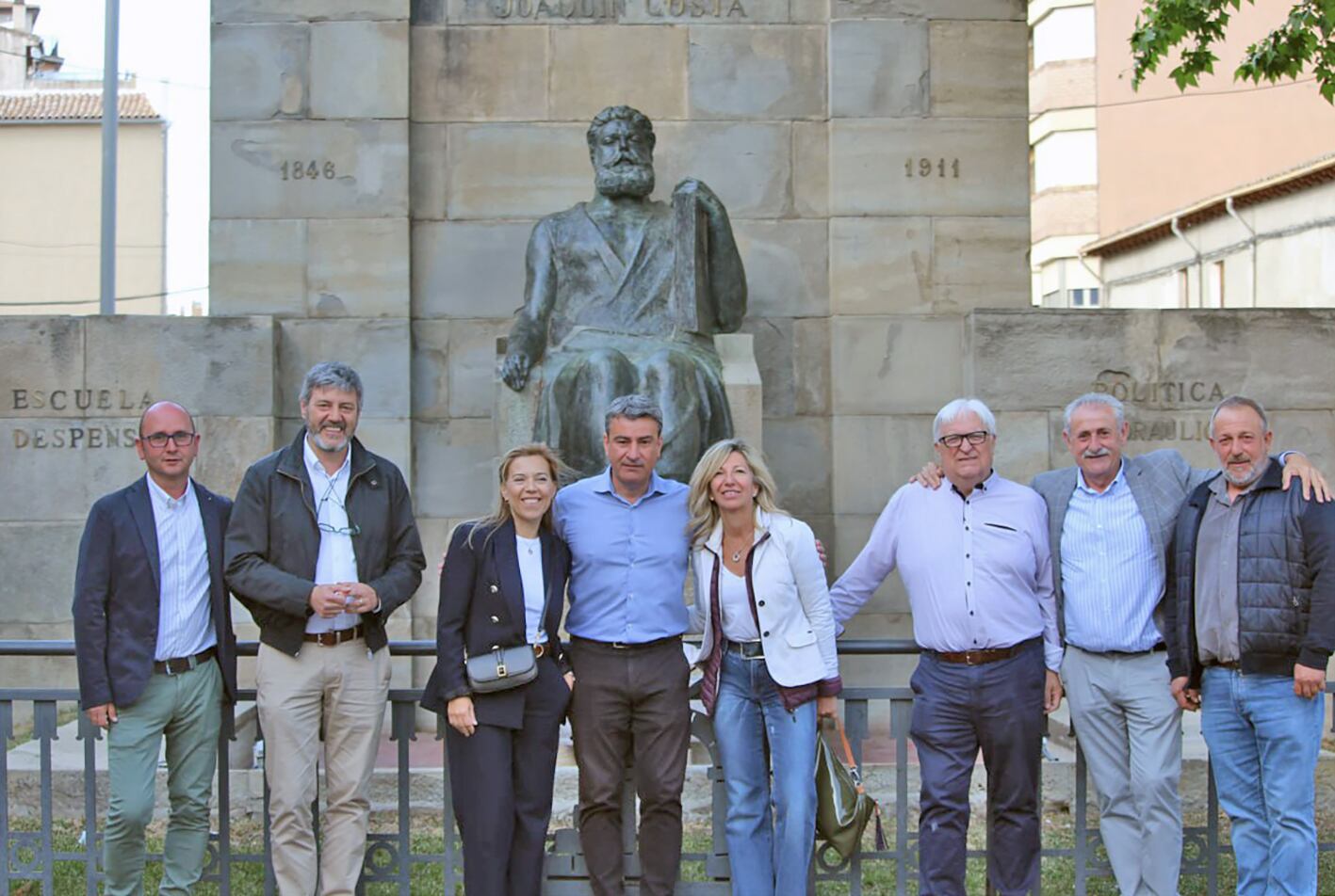 Caravana electoral del PP ante el monumento a Costa en Graus