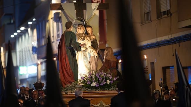 Imagen de San Juan y las Tres Marías en procesión durante este Miércoles Santo