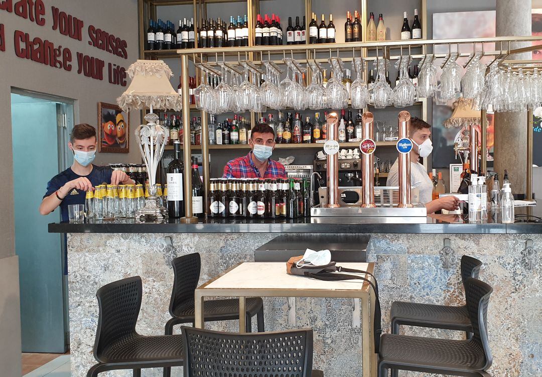 Preparativos para la apertura de El Bar de Fede, en Granada, en la desescalada del estado de alarma por la covid-19