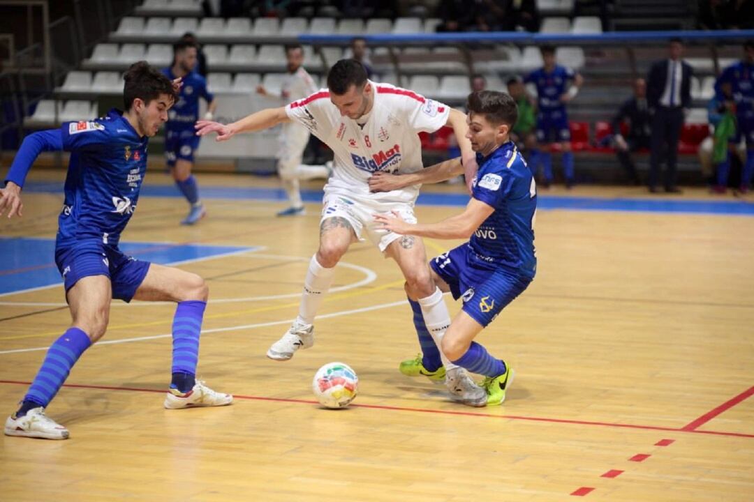 Antoñito, rodeado de dos contrarios, en el partido ante el Bisontes de Castellón