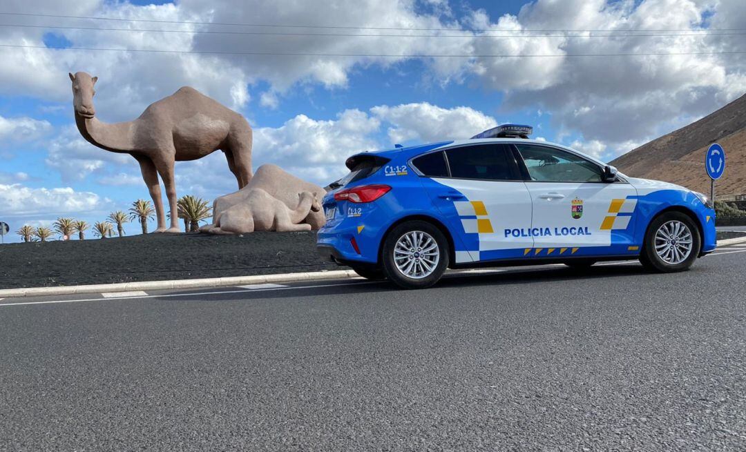 Coche de la Policía Local de Yaiza patrullando por Uga.