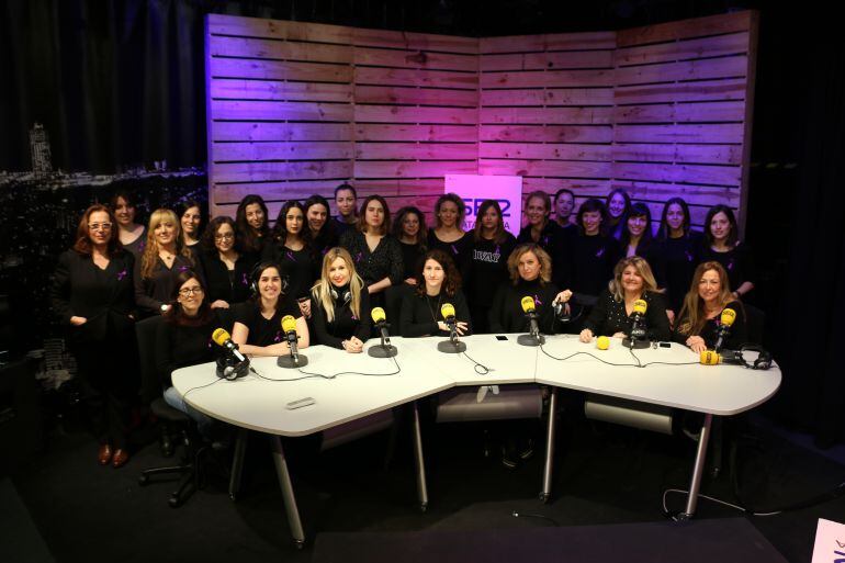 Les dones dels diferents departament de Ràdio Barcelona, de negre i amb el llaç violeta, per la jornada de mobilització del 8 de març