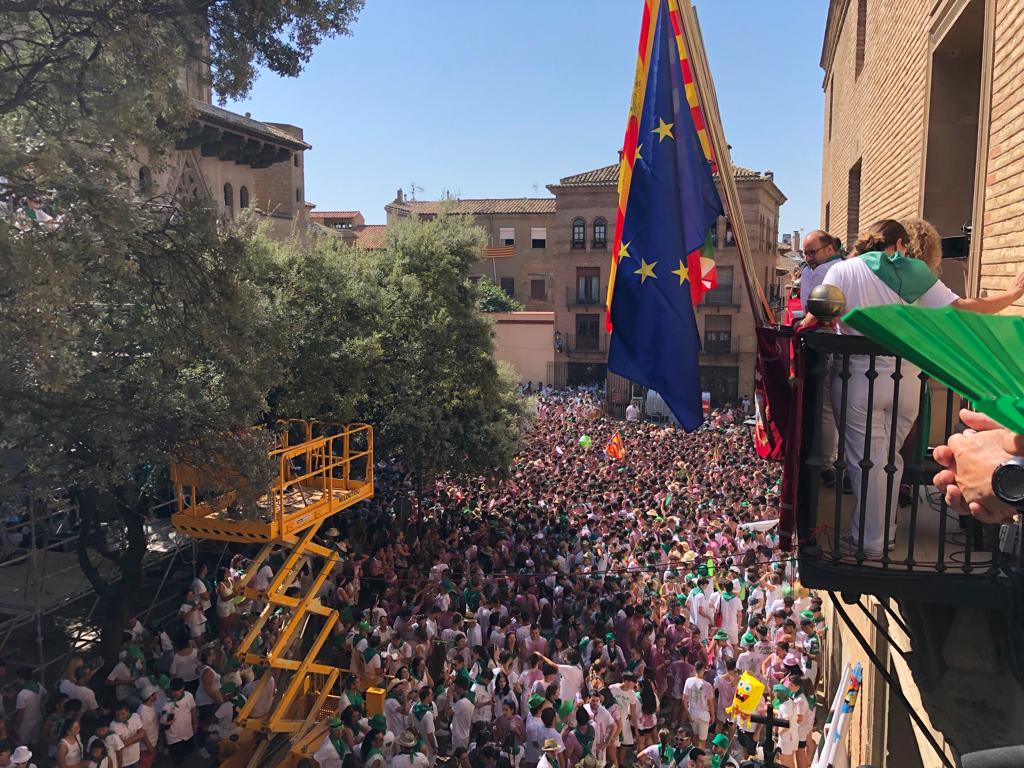 La plaza del Ayuntamiento de Huesca, abarrotada minutos antes de arrancar San Lorenzo 2022