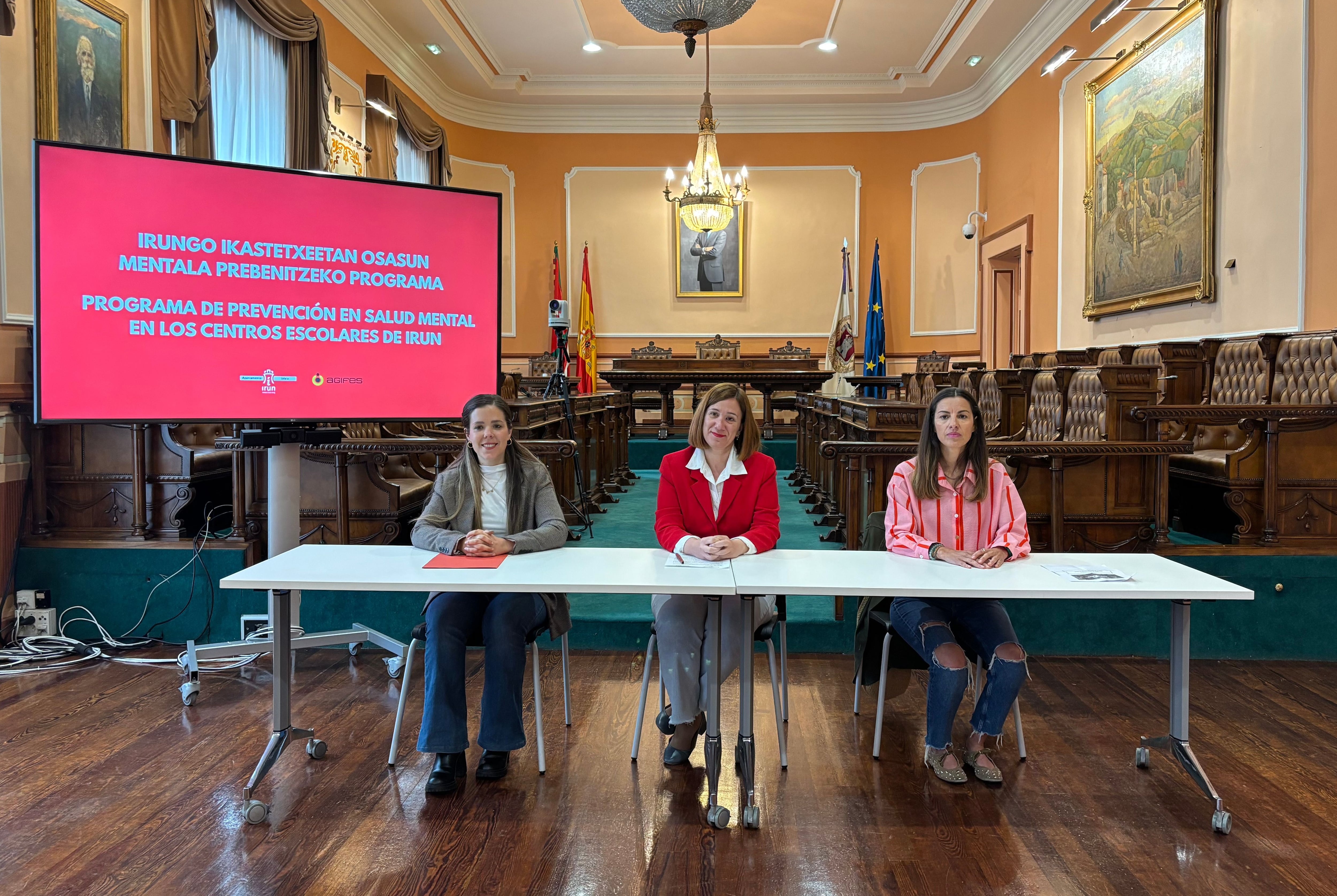 Sandra Caballero, delegada de Educación junto a Cristina Laborda, alcaldesa de Irun y la representante de AGIFES, Nagore Zamarreño.
