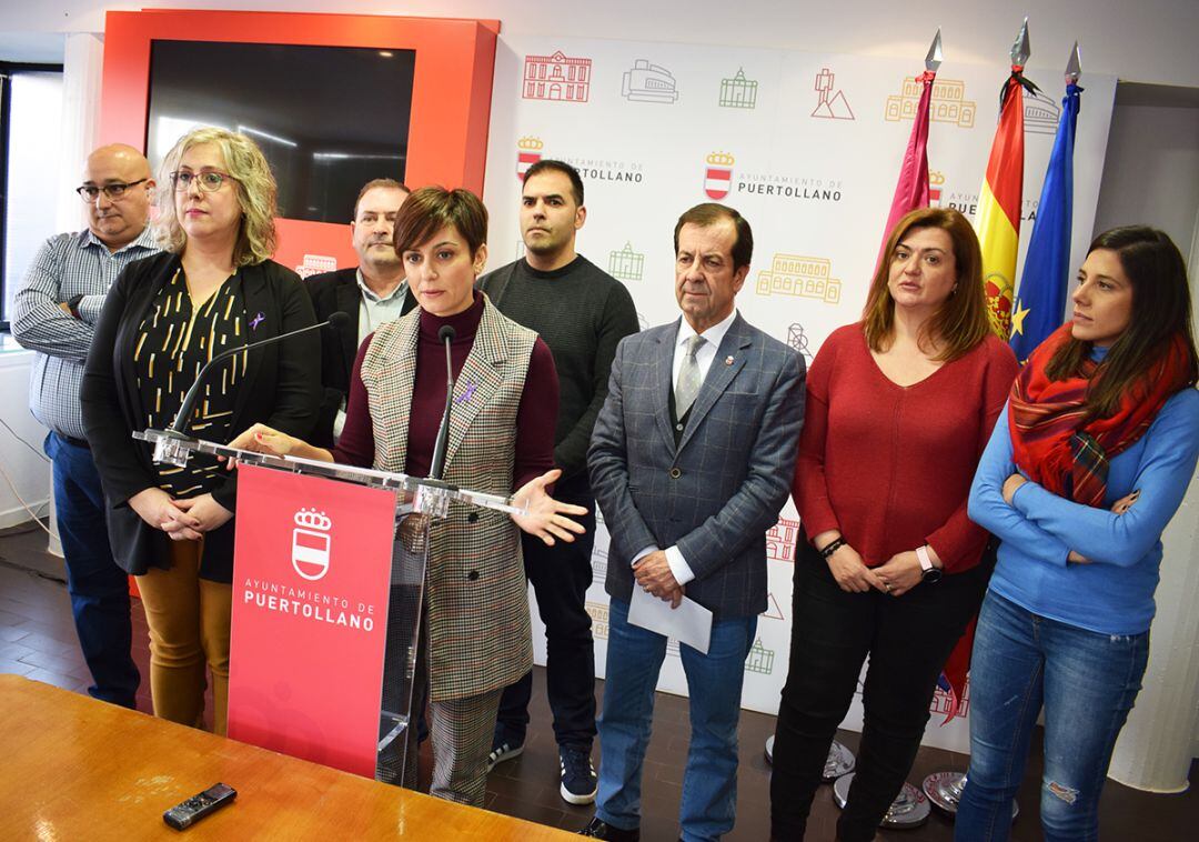 Isabel Rodríguez y varios portavoces de las formaciones con representación en Puertollano