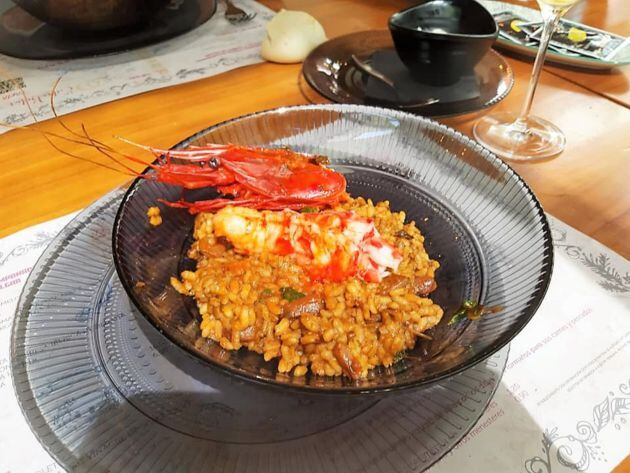 Ración de arroz con carabinero con el marisco pelado