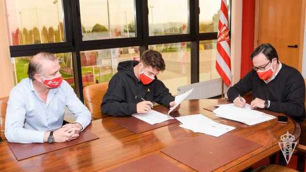 Nacho Méndez y Javier Fernández firman el nuevo contrato del luanquín ante la atenta mirada del director deportivo Javi Rico.