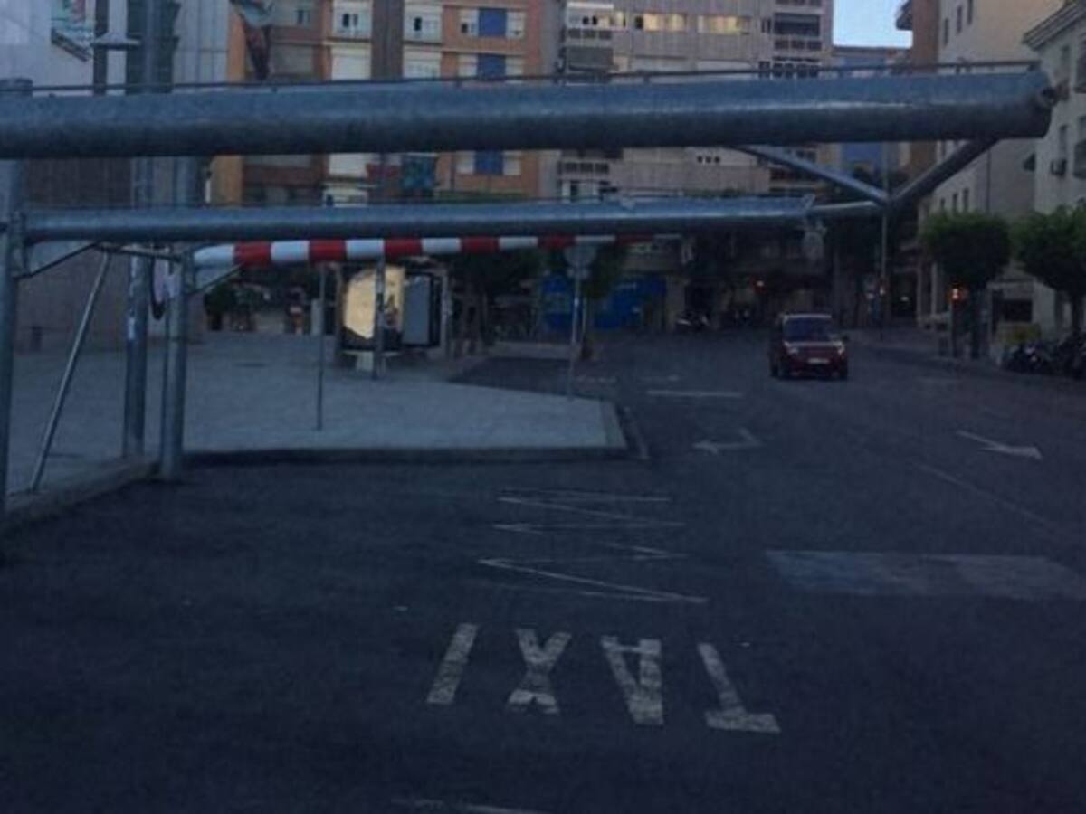 Quejas de los taxistas por la falta de sombra en las paradas de la capital