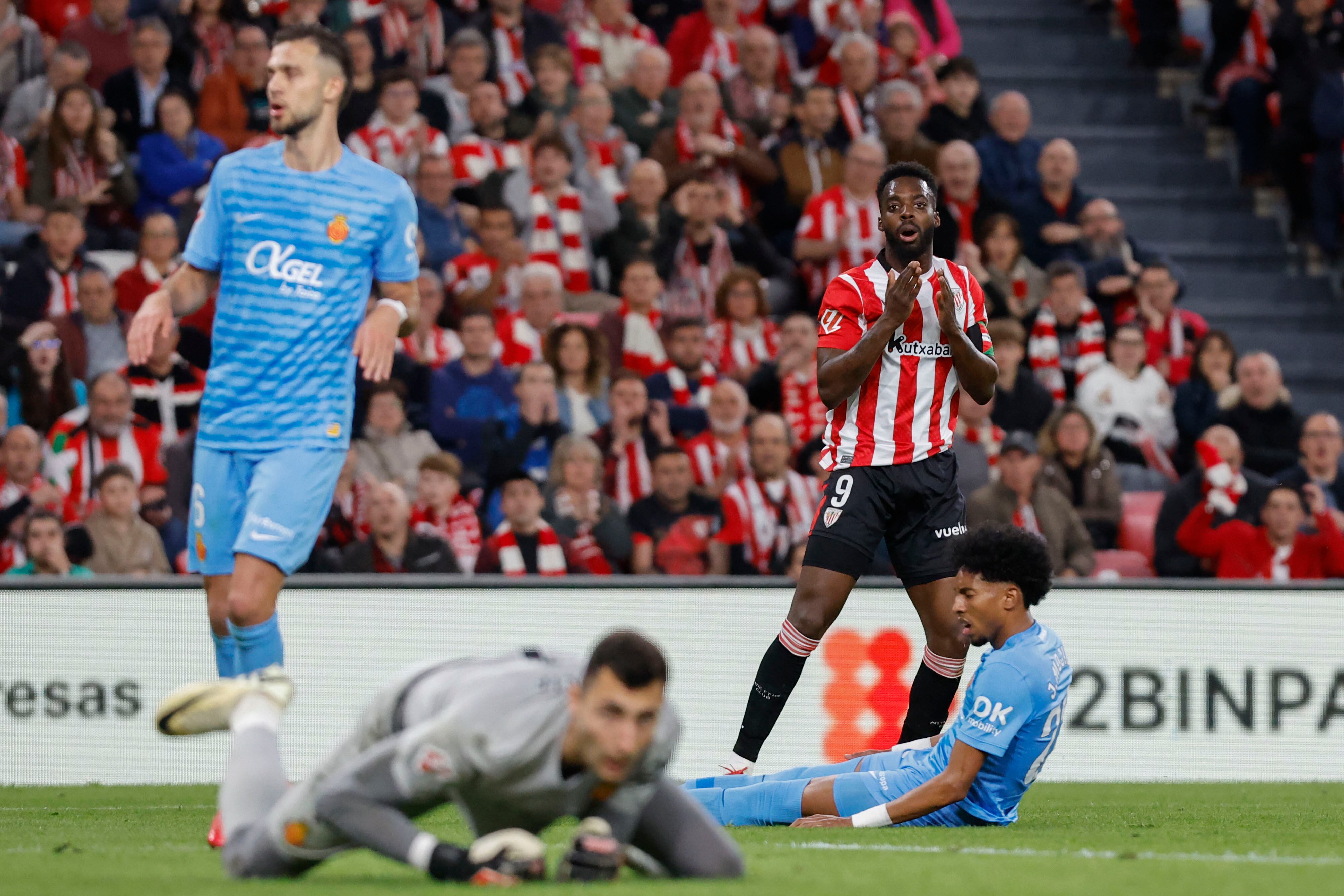 El delantero del Athletic Iñaki Williams (2d) se lamenta durante del partido de la jornada 27 de LaLiga que Athletic Club y RCD Mallorca disputan este domingo en el estadio de San Mamés, en Bilbao