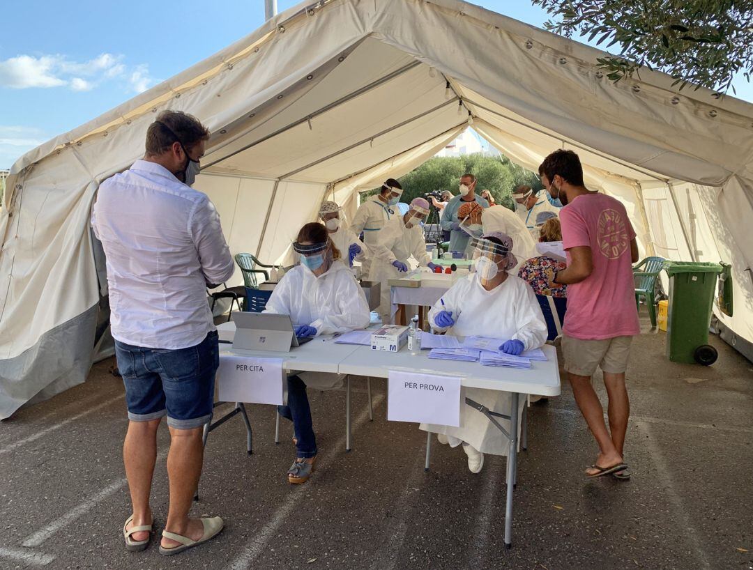 Els ciutadellencs s'estan fent les proves de Covid de forma massiva.
