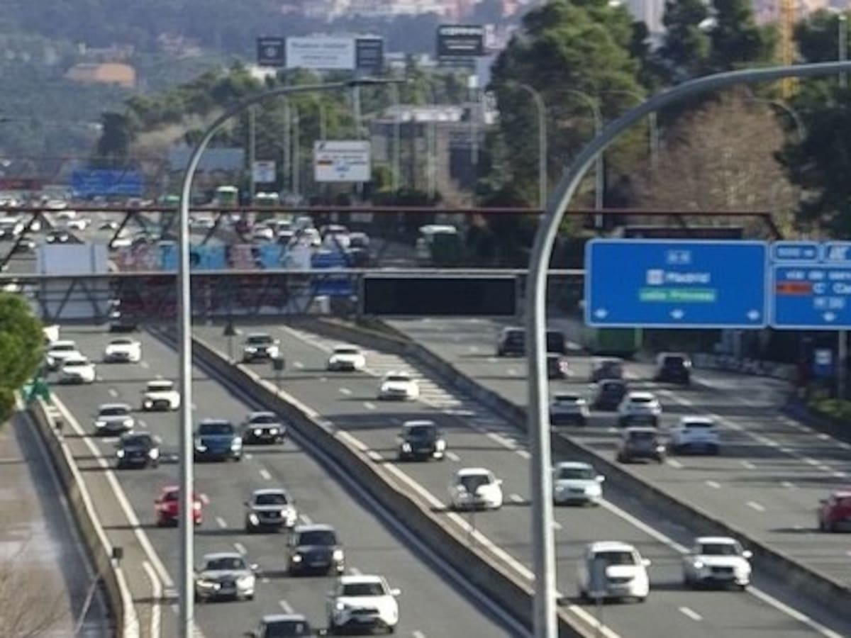 La DGT cambia la normativa del carril BUS-VAO tras las quejas por los atascos en la A-6 de Guadarrama