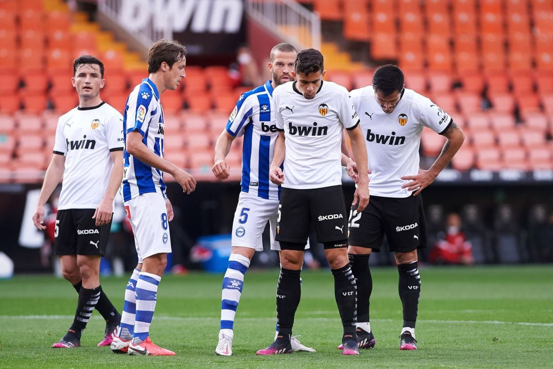 Valencia and Alaves players during the La Liga match between Valencia CF and Alaves at Estadio de Mestalla