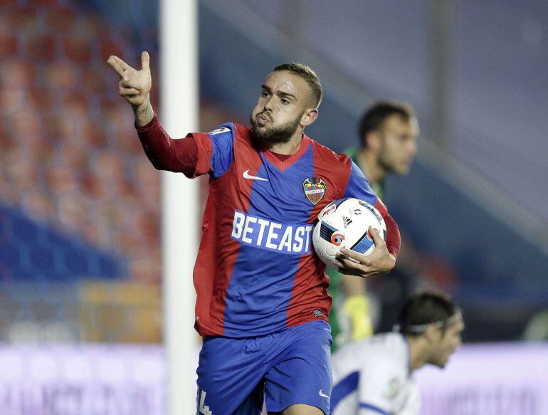 El delantero del Levante Roger celebra tras marcar ante el Espanyol, durante el partido de ida de dieciseisavos de final de la Copa del Rey que se juega esta noche en el estadio Ciudad de Valencia. EFE-Manuel Bruque