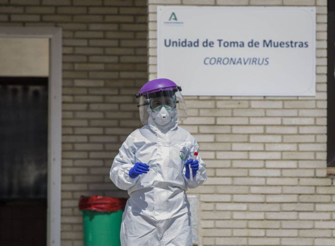 Uno de los profesionales sanitarios preparado para la recogida rápida de muestras de coronavirus